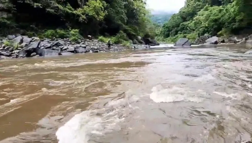 新北瞬間大雨北勢溪暴漲　烏來釣客受困沙洲