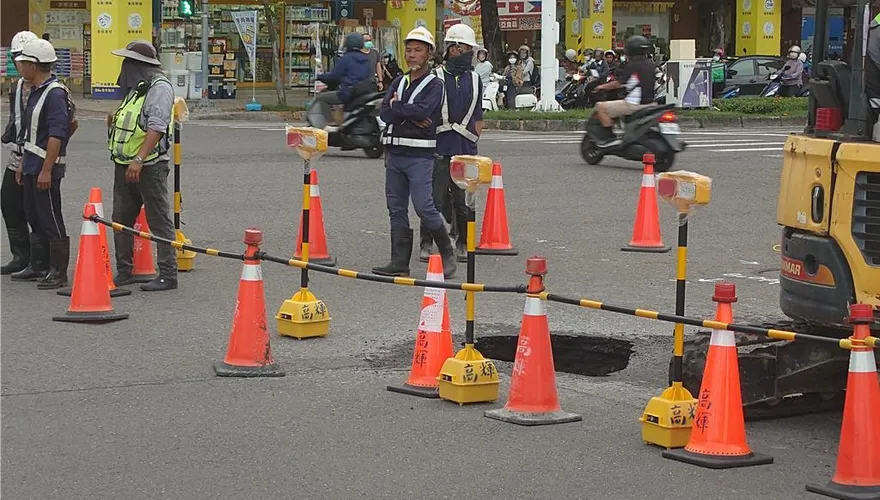 高雄中華五路出現「天坑」　疑汙水管洩漏掏空路基