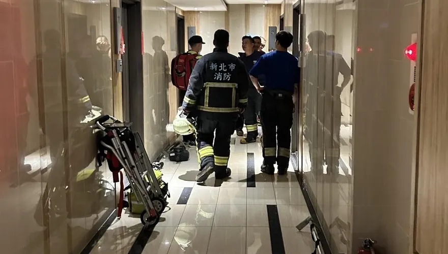 影/新北男持刀挾持妻小4人　反鎖屋內與警對峙