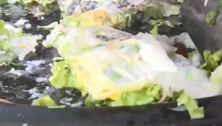 買蝦仁煎竟然沒蛋　店家「疊盤補救」網笑翻