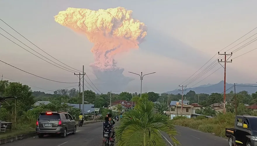 影/印尼勒沃托比火山時隔1月再噴發　灰雲噴超1萬米高畫面曝