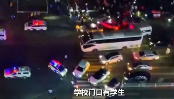 影/驚悚！連撞多車又衝人行道　瀋陽公車失控致2死16傷