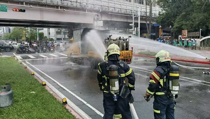 北市標線工程車陷火海　警消灌救幸無人傷