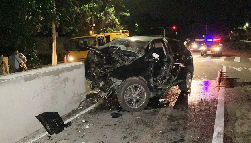 影/台中龍田陸橋被高速衝撞！車幾近全毀　駕駛慘死