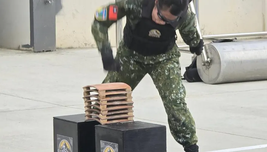 馬防部雲台戰技隊操演　馬尾妹力劈磚瓦印證格鬥戰力