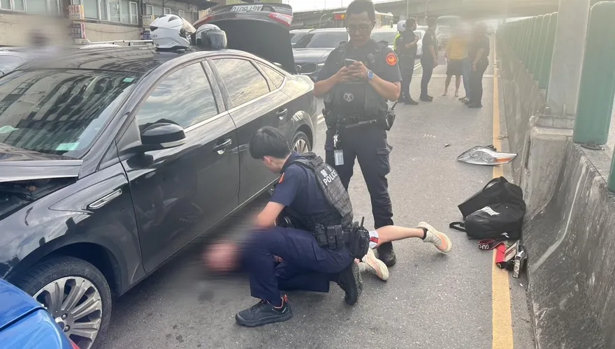 影/男子毒駕忠孝橋上連撞多車　車上搜出各式毒品