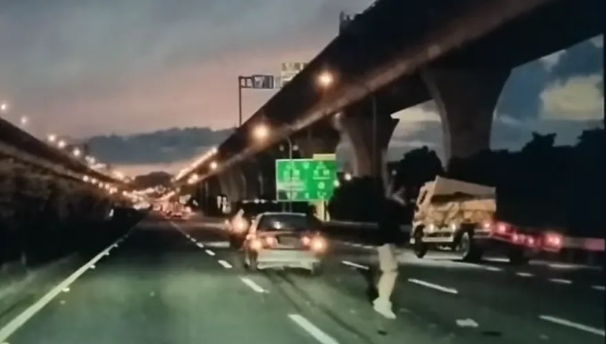 影/你前面有車！國1車禍「大貨車壓線閃」　下秒側翻三圈