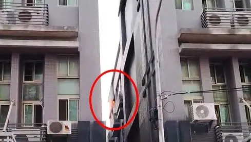 影/台中太平套房突起火　窗戶竄出恐怖火舌