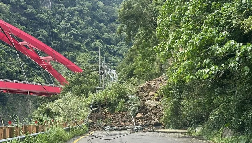 影/台中八仙山入口爆邊坡坍塌斷路　73人受困現況曝