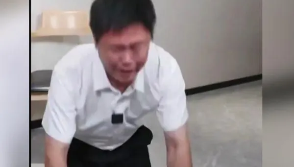 影/阿嬤請原諒不孝孫！赴陸教師張立齊遭除籍「回不去」下跪淚崩