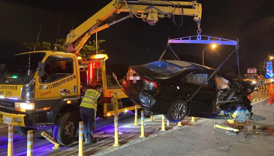 車門整片噴掉！安坑交流道驚悚自撞　駕駛飛出車外骨折