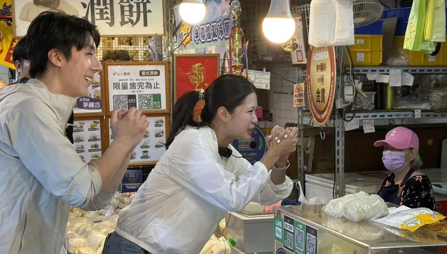 726大罷免倒數　吳崢、林亮君掃街宣傳罷免遭嗆