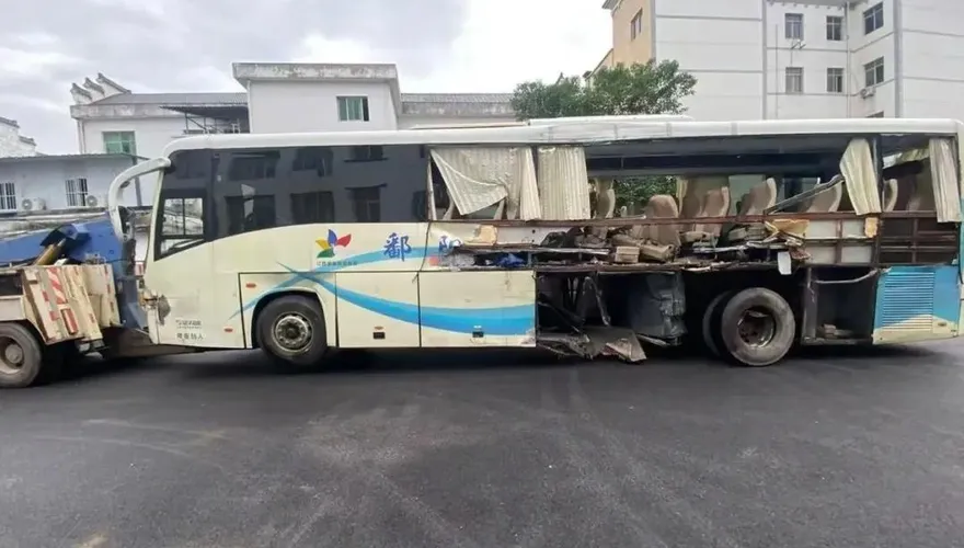 影/才考完試…江西校巴狠撞聯結車 「車身慘削半」學生2死4傷