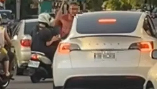 影/被擋路！台南路怒男攔截特斯拉「揮舞掃把柄」叫囂