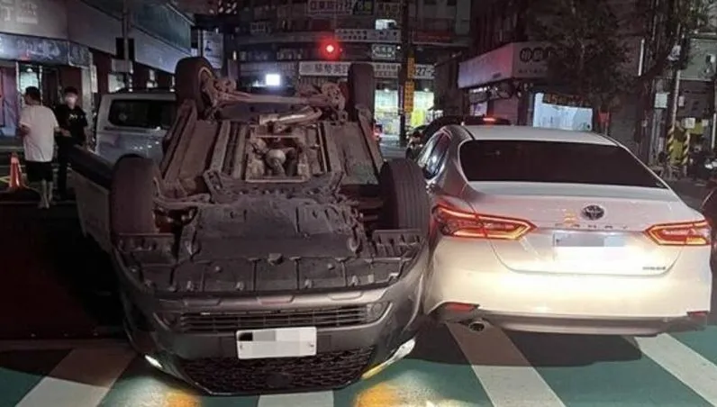 閃光號誌沒在看！中壢3車碰撞　計程車翻覆駕駛受傷