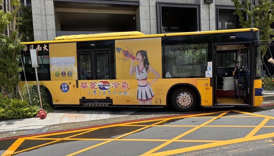 影/新北司機小解「忘拉手煞車」　公車倒退嚕撞斷消防栓