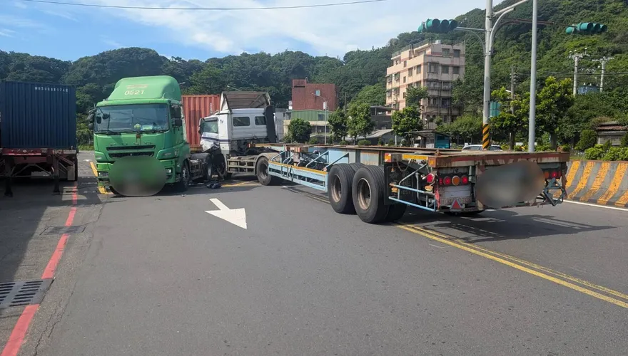 基隆港西岸貨櫃車嚴重對撞　「車頭凹爛」女駕駛受困