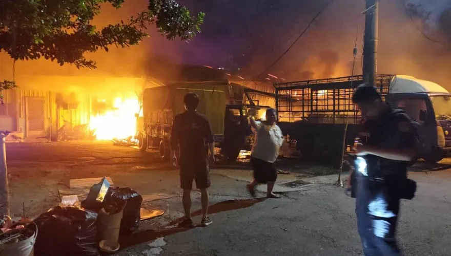影/逢甲商圈民宅爆火警！屋主搶救布袋戲偶　多車遭燒毀