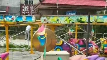 影/2歲女童遭小火車「捲軌道輾斃」　滎陽警帶走業者