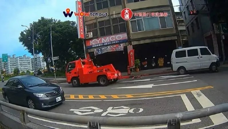「台灣最速拖吊傳說」翻車了？違規車突脫鉤　落地撞上人行道