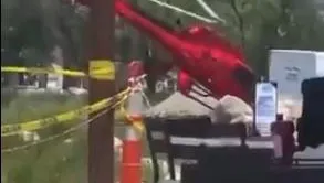 影/美密西根湖畔直升機降落失敗側翻　一旁餐廳顧客驚慌逃竄