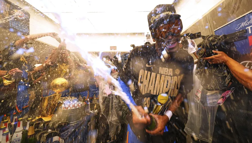 NBA/等了17年！雷霆改名後隊史首冠　SGA爽噴香檳