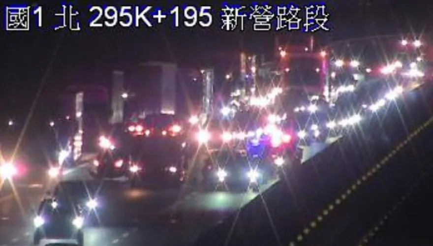 國道一號新營段三車連環撞　南下車流大回堵僅路肩可通行