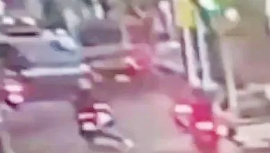影/北市馬偕醫院前嚴重車禍！　員工交通車「衝撞路樹」2人急送醫