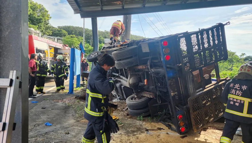 淡水大卡車過彎失控翻車　駕駛受困救出緊急送醫