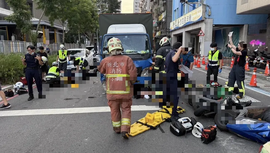 影/板橋貨車追撞4機車釀2傷　駕駛無照還攜毒