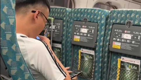 超誇張！搭高鐵爽抽電子菸　眼鏡男一吐菸「抖動癱軟」