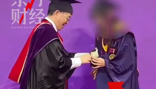 副校長幫撥穗！Labubu現身北京清華畢典　網批污染學術殿堂