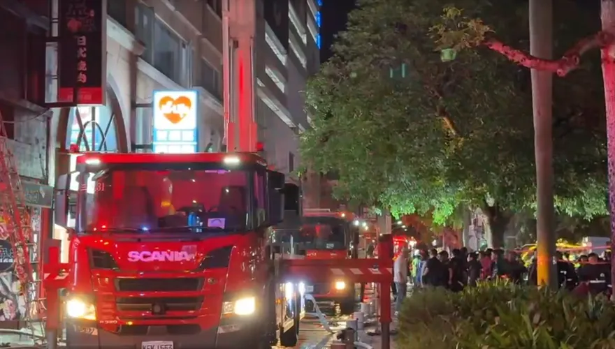 影/竹市燒烤店晚間火警！5人受困頂樓　消防出動雲梯救援