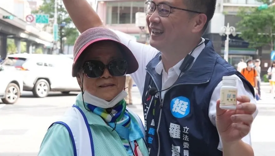 羅智強上街反惡罷！媽媽現身送上秘密武器