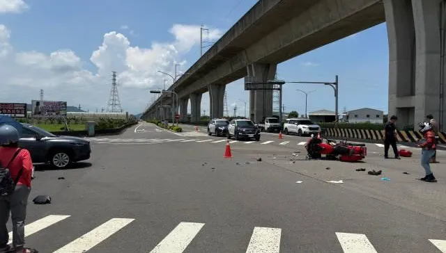 影/女重機車隊長遭撞「人車分離」搶命中　愛車碎片亂噴