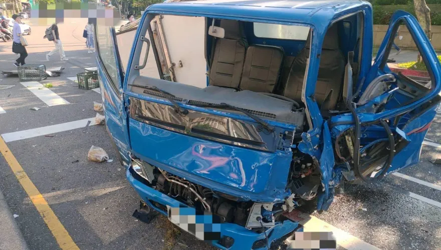 影/內湖三總旁車禍！公車疑未注意撞貨車　現場慘況曝
