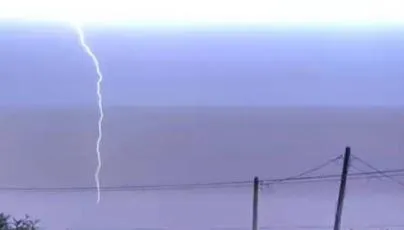南投晚間雷電閃爆夜空！　雷聲轟隆暴雨狂炸　網嚇：誰在發毒誓