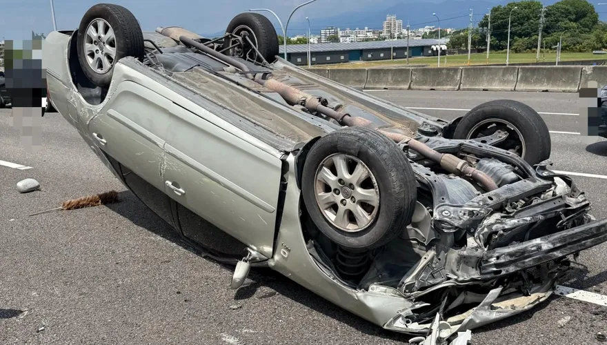 影/嘉義國道驚魂！轎車自撞驚悚「烏龜翻」　4人受傷