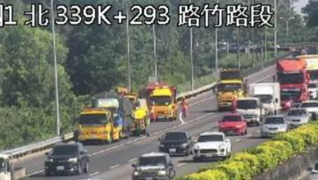 國1連爆車禍！高雄路竹段2車追撞　大貨車側翻釀1傷