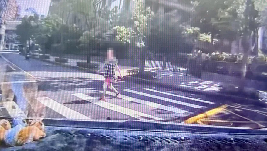 婦人過斑馬線遭撞飛骨折　女兒批「守法卻飛來橫禍」