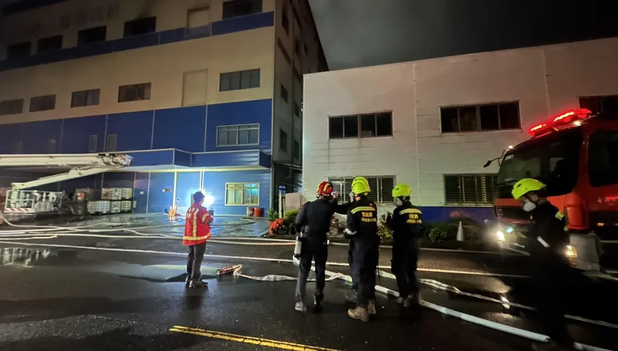 影/台南科技廠火警藏王水硝酸！　消防緊急出動雲梯車搶救