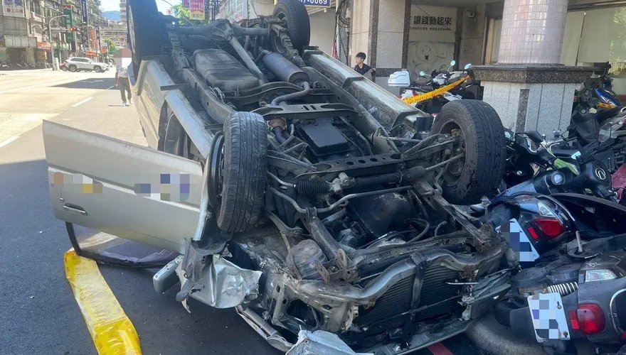 影/新北68歲翁「陽光刺眼」　連撞19車翻覆