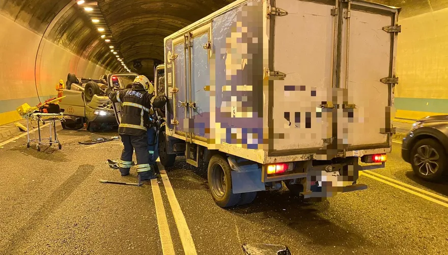 國3木柵隧道車禍！小貨車閃避不及撞擊翻車　2人送醫