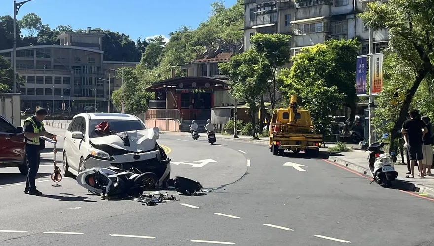 影/直擊！基隆騎士趕上班遭左轉車撞飛　零件散落一地