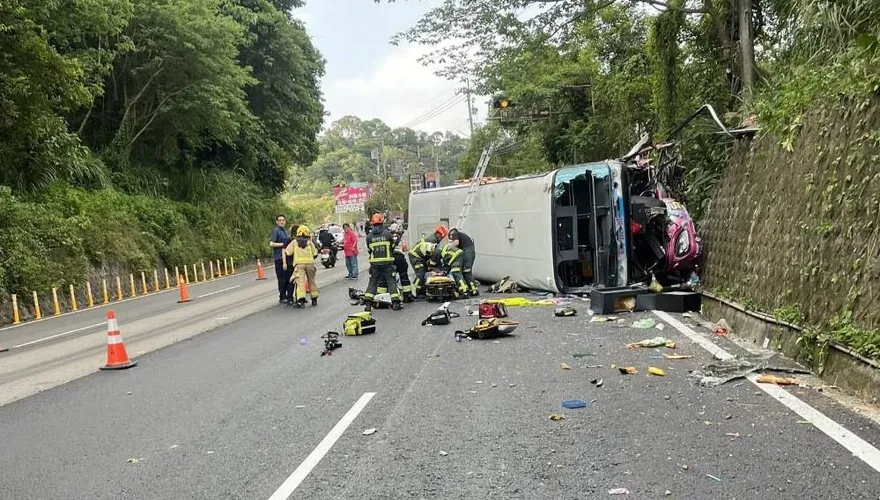影/竹縣綠世界前重大車禍！遊覽車翻覆2傷　駕駛不治