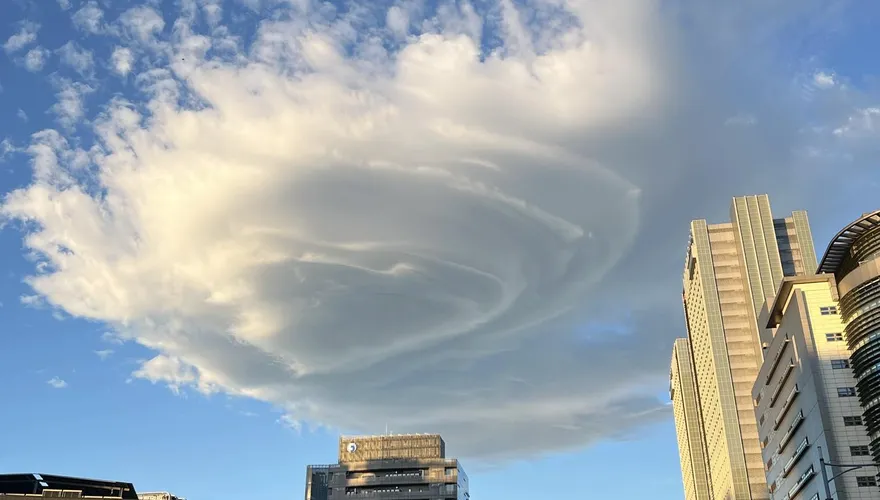 台北市中心怪雲籠罩！看似UFO　台北天文館打趣回應