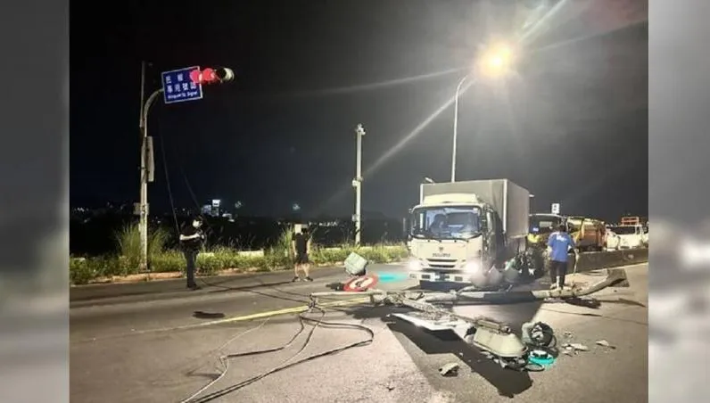 新北土城清潔車追撞小貨車2傷　號誌桿也斷了