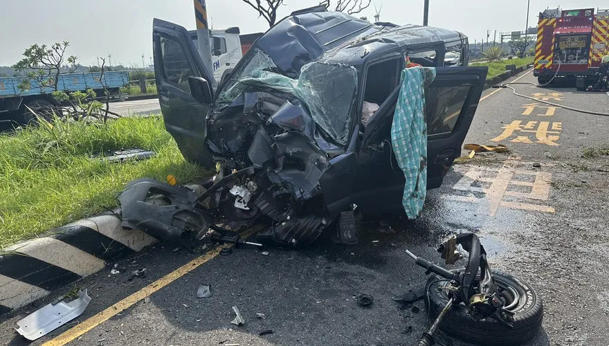 國3竹南交流道廂型車「高速自撞」！車體變形、前輪噴飛