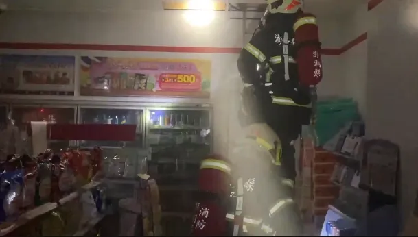 澎湖「超商火警」！天花板燒起來「疑電線走火」