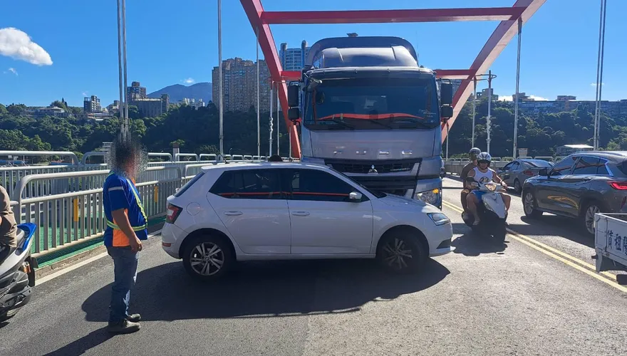 影/上班時間！關渡大橋「聯結車攔腰撞轎車」　驚險直擊